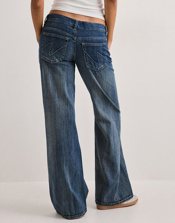Nelly Low Loose Flare Jeans - Blå
