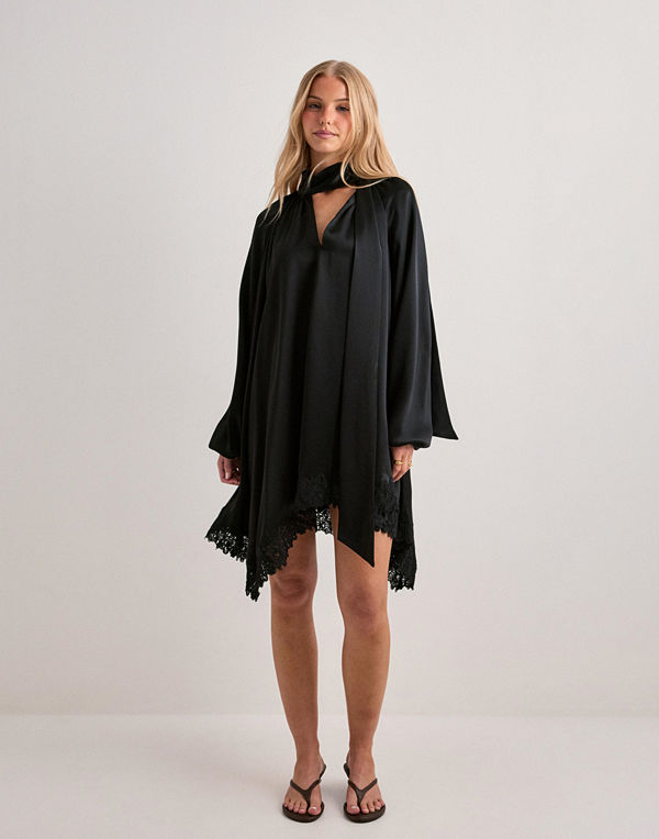 Malina Norea Lace Hem Satin Mini Dres - Svart