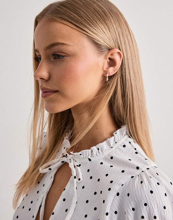 Pilgrim örhängen Here Hoop Earrings - Silver